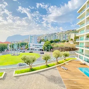 https://apt-charming-monumental.madeira-islandshotels.com